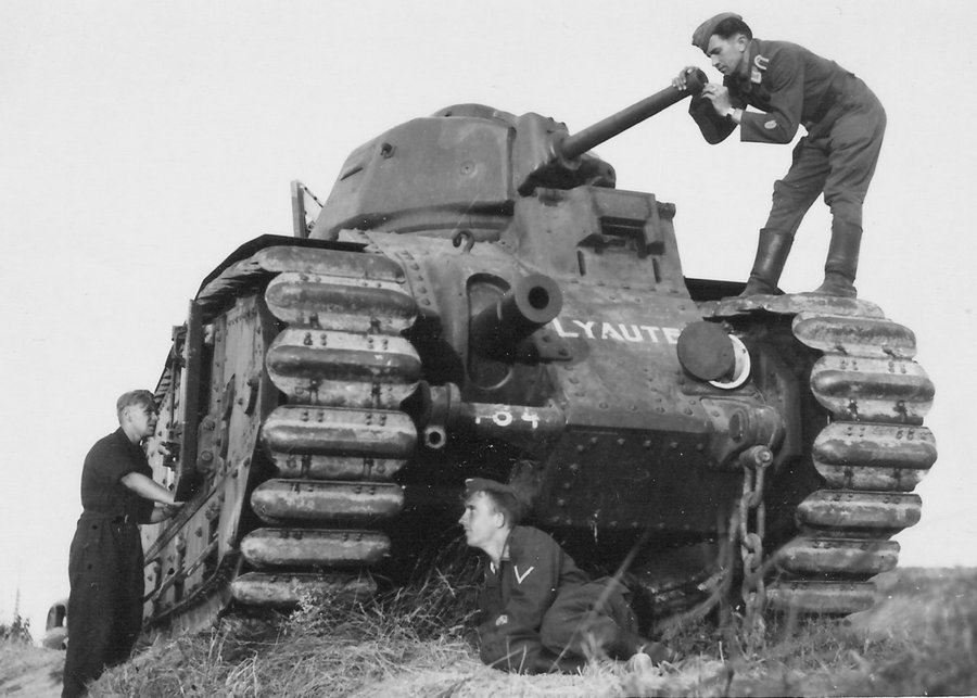 Немецкие солдаты рассматривают брошенный французский танк Char B1-bis №484 «Лиотэ» (Lyautey), брошенный западнее Бюси-ле-Пьерпон из-за неисправности.