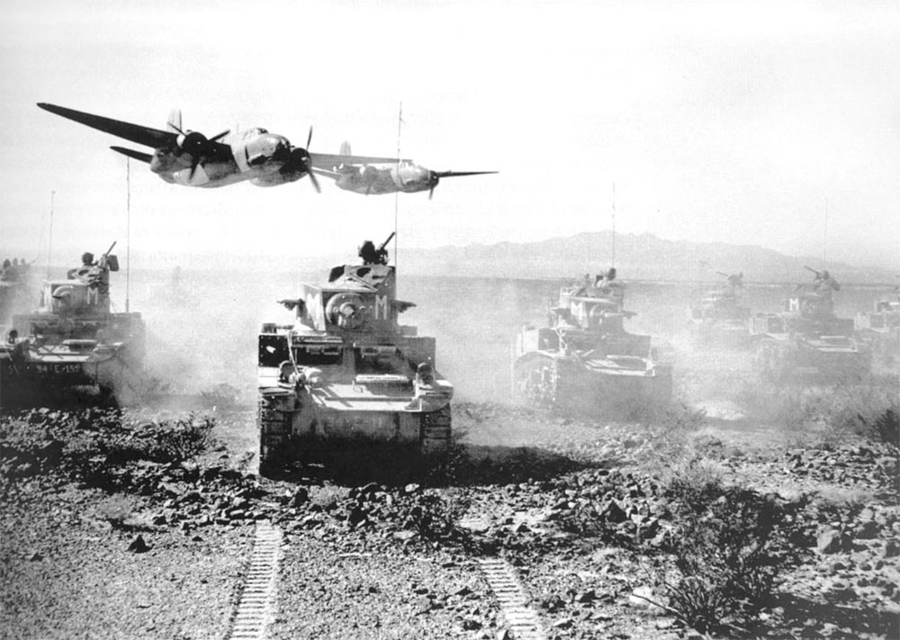 Танковая рота C, 34-го бронетанкового полка, 5-й бронетанковой дивизии в пустыне Мохаве, Калифорния. Над легкими танками M3 пролетает бомбардировщик F20