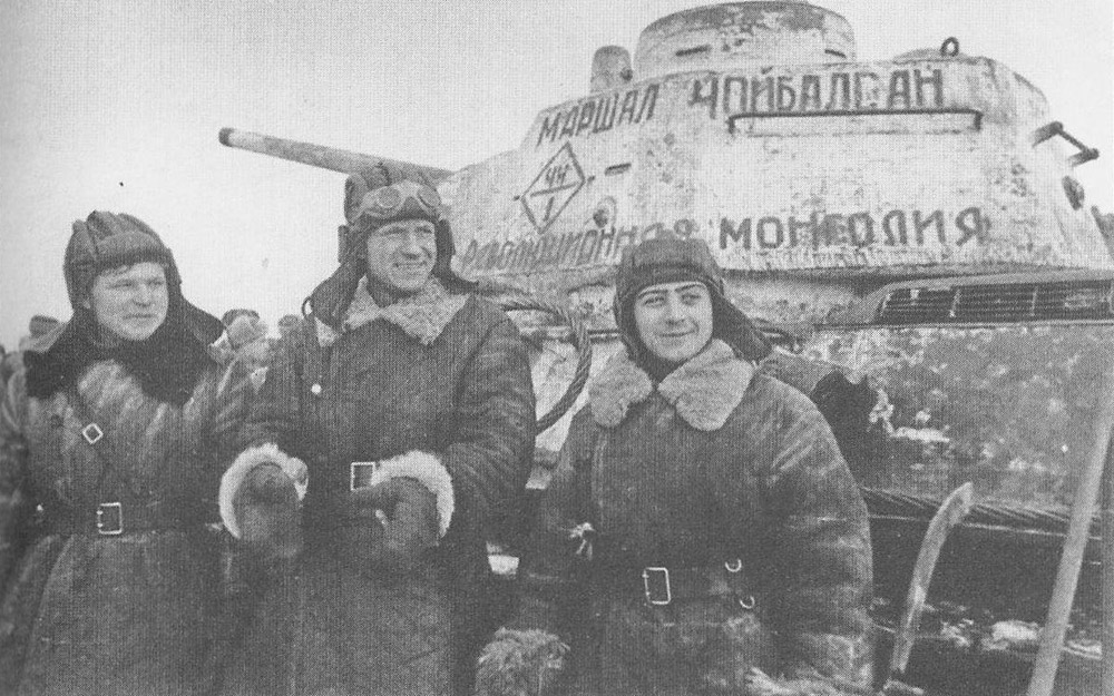 Экипаж танка Т-34-76 «Маршал Чойбалсан» 44-й гв. тбр. Слева направо: гв. ст. сержант Окунев, старшина Финько и лейтенант Леушин, 8 февраля 1944 г.